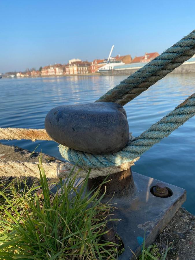 Peniche "Louise Michel" Sejournez Dans L'Appartement Du Capitaine, Offrez Vous Une Experience Inoubliable Au Fil De L'Eau Douai Eksteriør billede